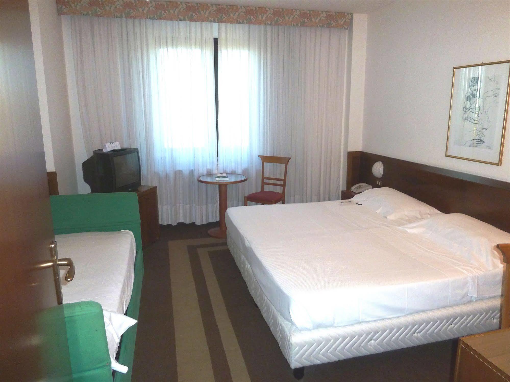 Una Hotel โลดิ ภายนอก รูปภาพ